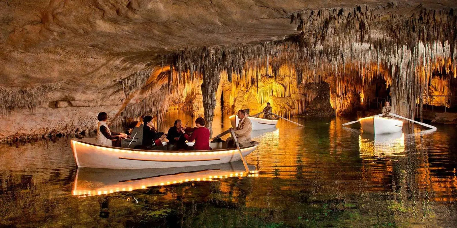 Caves of Drach classical music concert with musicians in lit boats on Lake Martel — Mallorca