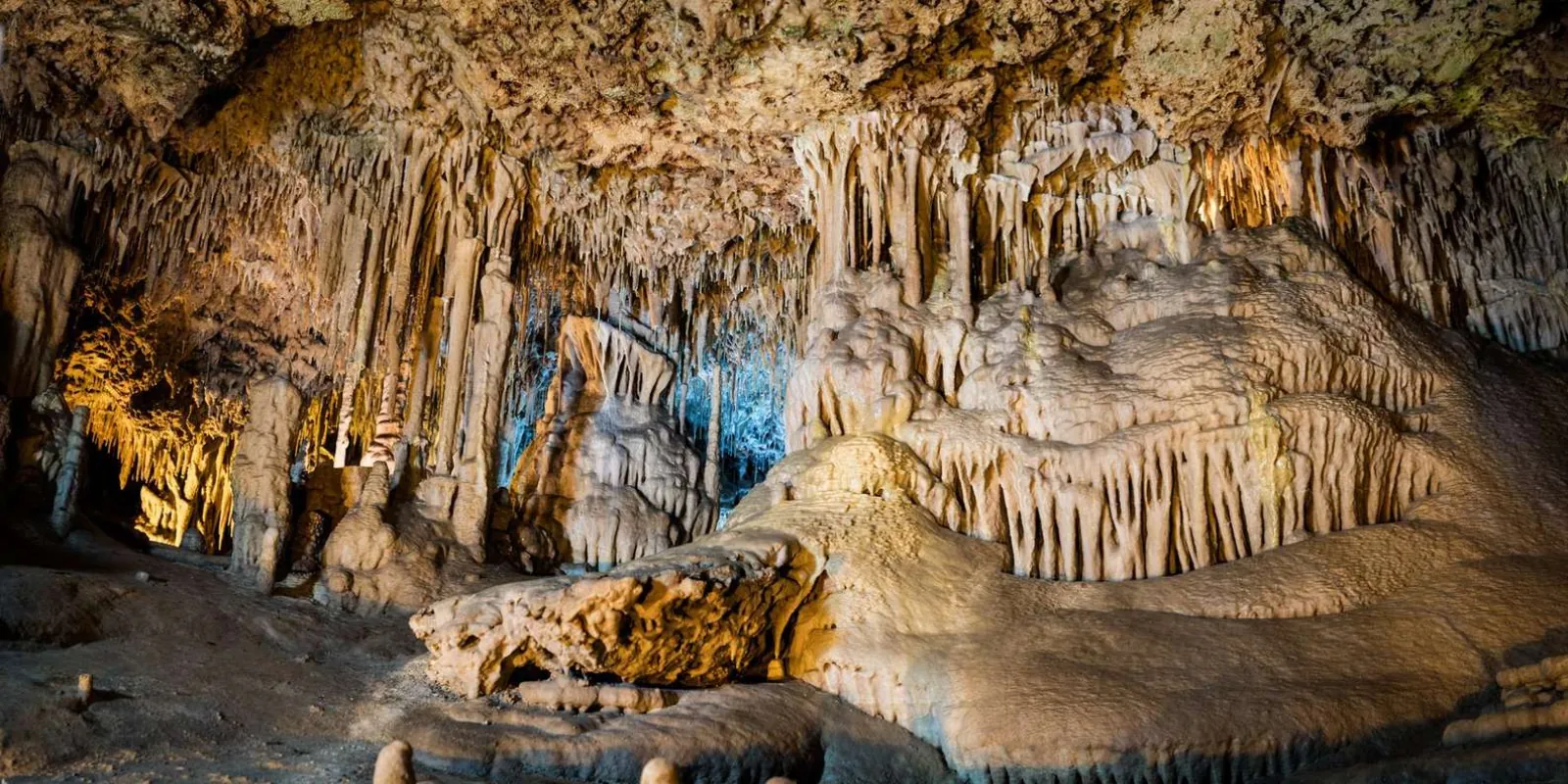 Caves of Drach impressive stalactite and stalagmite formations in a large illuminated chamber — Mallorca